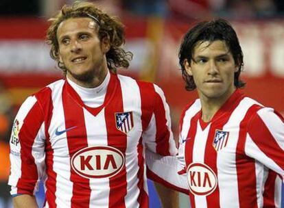 Forlán y Agüero, en el partido de esta temporada en el Calderón contra el Racing.