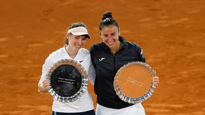 Cristina Bucsa (izquierda) y Sara Sorribes, este domingo en Madrid con el título del Masters de Madrid.