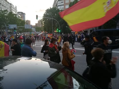 Cientos de personas protestan contra el Gobierno este domingo en el paseo de la Habana, en Madrid.