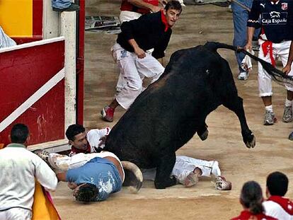 El toro de Jandilla que causó cuatro heridos embiste a uno de los corredores al entrar en la plaza.