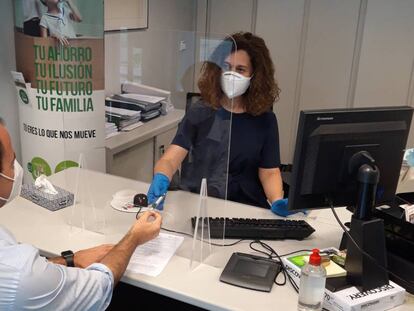 Imagen de archivo de la atención a clientes en una oficina de Unicaja Banco.
 
 