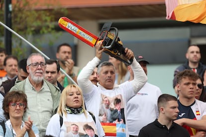 Un asistente al mitin de Vox en Fuenlabrada esgrime una motosierra como símbolo de los recortes del presidente argentino Javier Milei. 