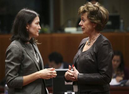 La ministra de Cultura, Ángeles González-Sinde (izquierda), conversa con la comisaria de la Agenda Digital de la Unión Europea, Neelie Kroes, en el Consejo de Ministros de Cultura y Audiovisuales de los Veintisiete celebrado ayer en Bélgica (Bruselas).