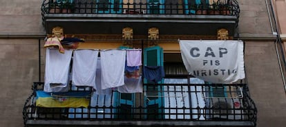 Cartel contra los pisos turísticos en Barcelona, en una imagen de archivo.