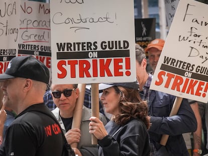 Protesta de guionistas de Hollywood en huelga.