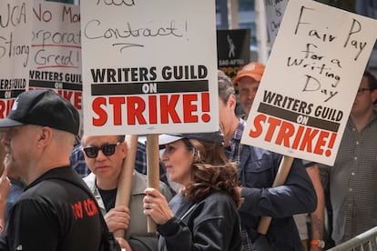 Protesta de guionistas de Hollywood en huelga