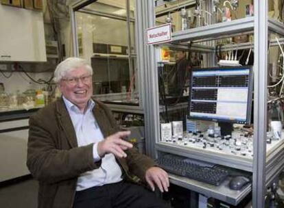 El científico alemán Gerhard Ertl, premiado con el Nobel de Química, en su laboratorio, en Berlín.