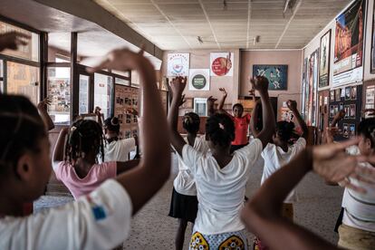 Clases de bailes de salón en el Centro de Acogida Socioeducativa y Musical (CASEM) de Tulear (Madagascar).