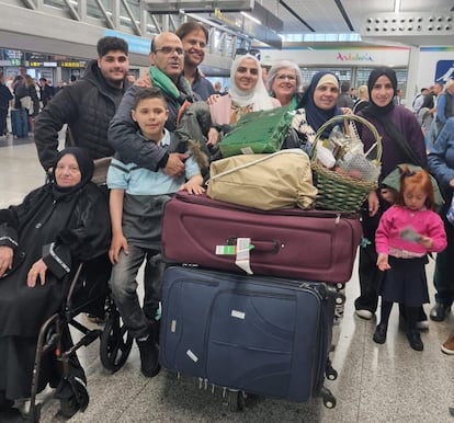 La familia Hegazi tras reencontrarse en el aeropuerto. / FOTO CEDIDA POR LA PLATAFORMA LINARES POR PALESTINA