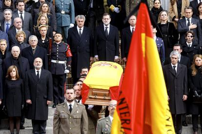 Adolfo Suárez Illana, Mariano Rajoy y otras autoridades presencian la salida del féretro del expresidente del Gobierno, al abandonar el Congreso, donde ha estado la capilla ardiente.