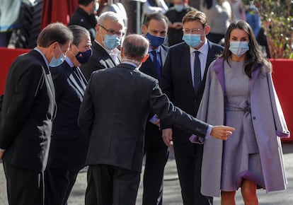 El empresario Vicente Boluda; el alcalde de Valencia, Joan Ribó; el ministro de Transportes, José Luis Ábalos; el presidente de la Generalitat, Ximo Puig, y la reina Letizia.