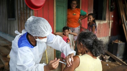 Mujer es vacunada contra coronavirus por AstraZeneca