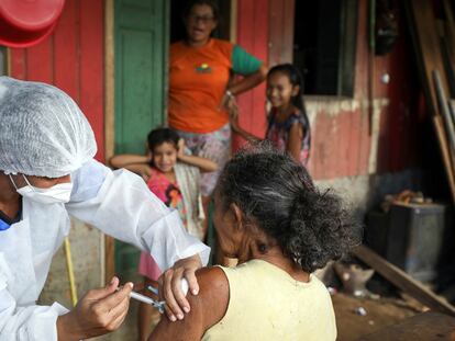 Mulher recebe a primeira dose da vacina da AstraZeneca em Manacapuru, Amazonas, em 1º de fevereiro.