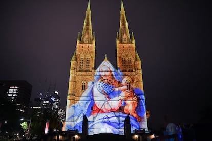 La Catedral de Santa María en Sídney (Australia) es iluminada con una imagen de la Virgen y el Niño durante el evento "Las luces de Navidad", el 4 de diciembre de 2018. En su noveno año, esta icónica proyección pública se realiza todos los días hasta el día de Navidad.