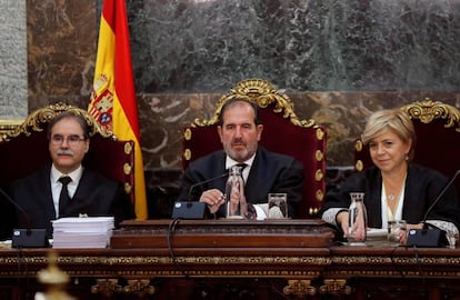 Los magistrados Andrés Martínez Arrieta (c), Andrés Palomo (i) y Ana Ferrer durante la vista pública que el Tribunal Supremo celebra hoy.