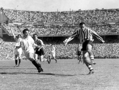 Zarra, en un partido con el Athletic.