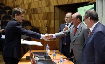 Emilio Bot&iacute;n, presidente del Santander, en entrega el Premio Bern&aacute;cer de Econom&iacute;a 2012 a Nicholas Bloom, profesor de Econom&iacute;a de Stanford, en el Banco de Espa&ntilde;a.