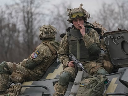 Militares ucranios, en un vehículo blindado el día 24 en una carretera en la región de Donetsk.