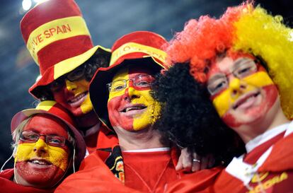 Seguidores de la selección española esperan el arranque del partido con Chile en el estadio de Pretoria.