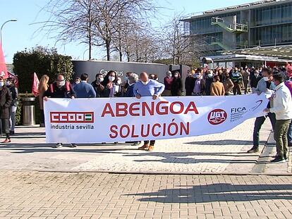 Los trabajadores de Abengoa se manifiestan en Palmas Altas, sede de la compañía en Sevilla, el pasado día 10 de marzo.