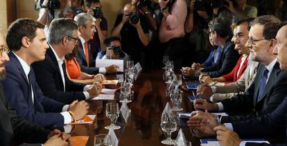 Reuni&oacute;n de los equipos negociadores del PP y Ciudadanos para la ratificaci&oacute;n del acuerdo de investidura.