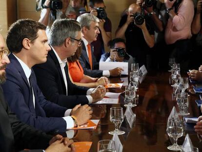 Reuni&oacute;n de los equipos negociadores del PP y Ciudadanos para la ratificaci&oacute;n del acuerdo de investidura.