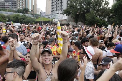 A proposta causou desconfiança e protesto no início. Alguns dos blocos mais tradicionais de São Paulo mudariam de lugar por questões de organização e segurança. Após o primeiro dia de Carnaval na avenida 23 de Maio, contudo, o paulistano parece ter aprovado a mudança.