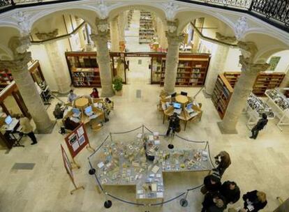 Una vista del interior de la Biblioteca Pública de Valencia, que expone sus primeros ejemplares.