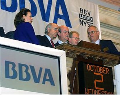 Cathy Kinney, directora del NYSE, junto con Francisco González, presidente del BBVA, y José María Cainzos, vicepresidente.