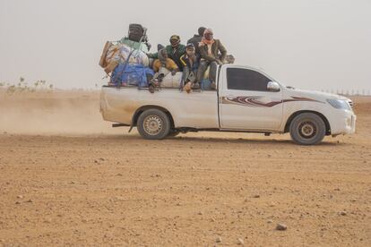 En una pick-up acostumbran a subir entre 20 y 22 personas en el trayecto hacia Libia. En el viaje de regreso, como en este caso, la cantidad de personas suele ser menor.