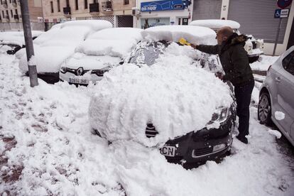 Un hombre quita hoy la nieve de su coche en Ronda (Málaga).