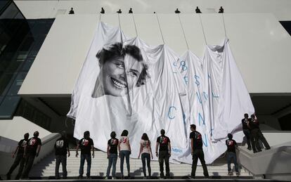 Trabajadores colocan la lona que presidirá la fachada del Palacio del Festival de Cannes en su 68º edición. La actriz Ingrid Bergman es la protagonista del cartel oficial, que fue diseñado a partir de una fotografía de David Seymour, cofundador de la agencia Magnum.