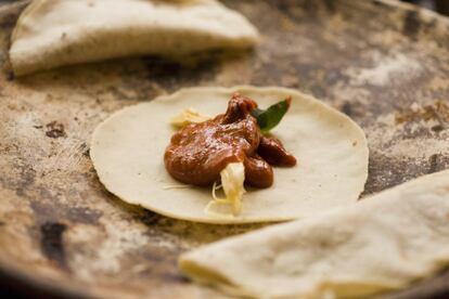 La salsa mexicana por excelencia es el mole, elaborada con una sorprendente variedad de ingredientes y que puede acompañar carnes y pescados. Oaxaca se considera el epicentro del mole, aunque nació en el estado de Puebla y fueron las monjas de un convento colonial español las que improvisaron la salsa con todo lo que tenían a mano para agasajar a un obispo que llegó inesperadamente. En los mercados oaxaqueños encontraremos puestos de mole (como el de la foto) bien picante, con chocolate a la canela para desayunar.