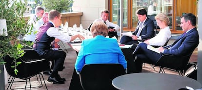 El presidente español, Pedro Sánchez, con la canciller alemana, Angela Merkel, el presidente francés, Emmanuel Macron, el primer ministro italiano, Giuseppe Conte, y los jefes de la Comisión y el Consejo, entre otros.