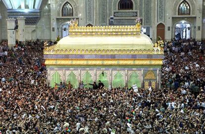 Celebración del 26 aniversario dela muerte del fundador de la República Islámica, el ayatolá Ruhollah Jomeini, en un mausolero de un barrio de Teherán. Fotografía proporcionada pro la oficina del líder supremo de Irán, el ayatolá Ali Jamenei.