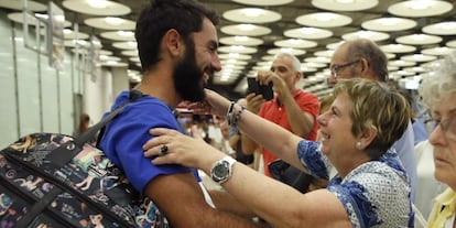 Rafael Martínez, uno de los dos españoles rescatados tras el naufragio, saluda a su madre a su llegada este lunes al aeropuerto de Madrid.