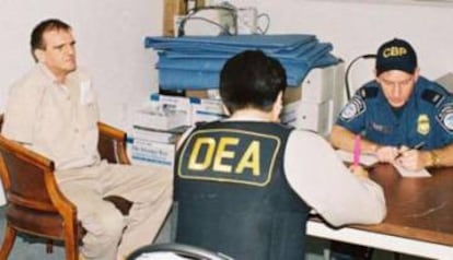 Héctor 'El Güero' Palma con agentes de la DEA.