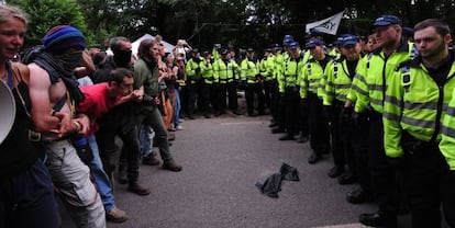 Manifestantes 'antifracking' se encaran con la policía en Balcombe (Inglaterra) el pasado lunes.