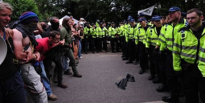 Manifestantes &#039;antifracking&#039; se encaran con la polic&iacute;a en Balcombe (Inglaterra) el pasado lunes. 