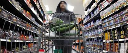 Una clienta hace la compra en un supermercado Walmart de Chicago. 