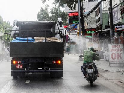 Dos operarios rocían desinfectante en Ciudad Ho Chi Minh (antigua Saigón, Vietnam), el 1 de junio.