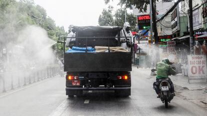 Dos operarios rocían desinfectante en Ciudad Ho Chi Minh (antigua Saigón, Vietnam), el 1 de junio.