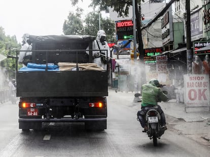 Dos operarios rocían desinfectante en Ciudad Ho Chi Minh (antigua Saigón, Vietnam), el 1 de junio.