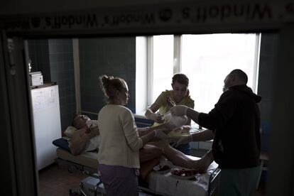 Personal sanitario atiende a un herido por bombardeos en un hospital de Brovary, al norte de Kiev, este jueves.