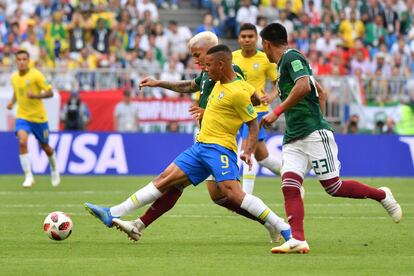 Carlos Salcedo e Gabriel Jesus lutam pela bola.