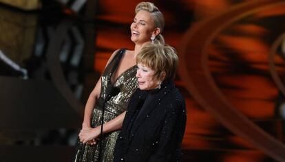 Charlize Theron y Shirley MacLaine, en la entrega de los premios Oscar 2017.
