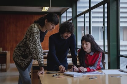 Isabel Peña, Pedro Martín-Calero y Ester Expósito, en el rodaje de 'El llanto'.