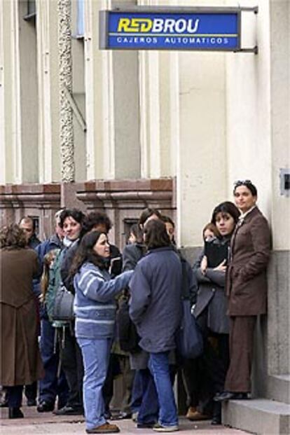 Decenas de usuarios hacen cola en Montevideo para utilizar cajeros.