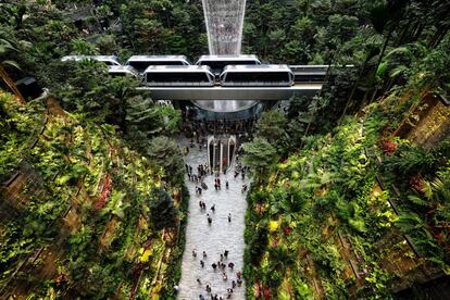 El Sky Train comunica la nueva terminal Jewel Changi de Singapur, inaugurada el 17 de abril, con el resto del aeropuerto, elegido por séptimo año consecutivo como el mejor del mundo en la encuesta de la consultora Skytrax. El edificio, de 10 plantas y una superficie interior de 137.000 metros cuadrados, incluye una cascada de 40 metros de altura. Ha sido proyectado por el estudio Safdie Architects, responsable de otro de los iconos de la ciudad: el Marina Bay Sands.