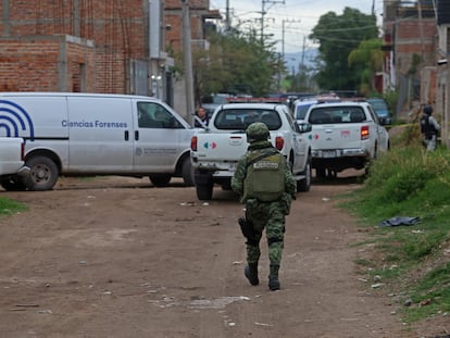 Elementos del Ejército y peritos forenses en el sitio donde se registro un enfrentamiento armado, en Jalisco.